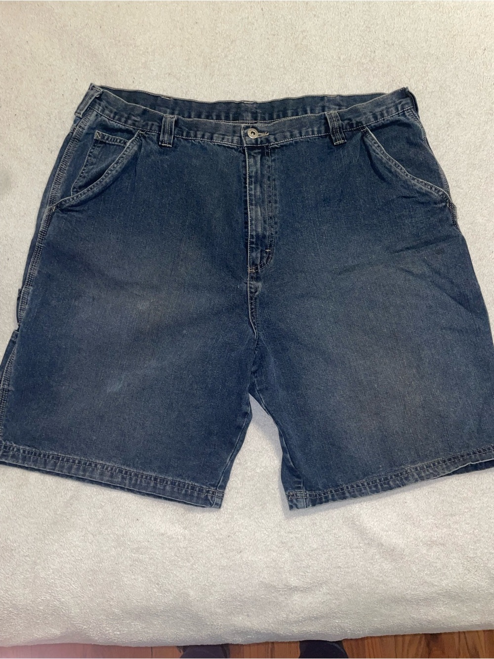 Wrangler Men's Dark Indigo Denim Cargo Shorts - Classic Casual Style Size 40